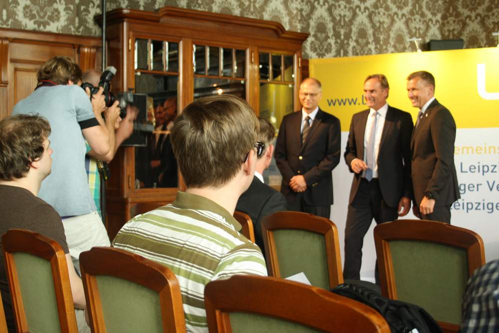 Das obligate Foto mit OBM und Geschäftsführung zum Beginn der Bilanzpressekonferenz. Foto: Ralf Julke