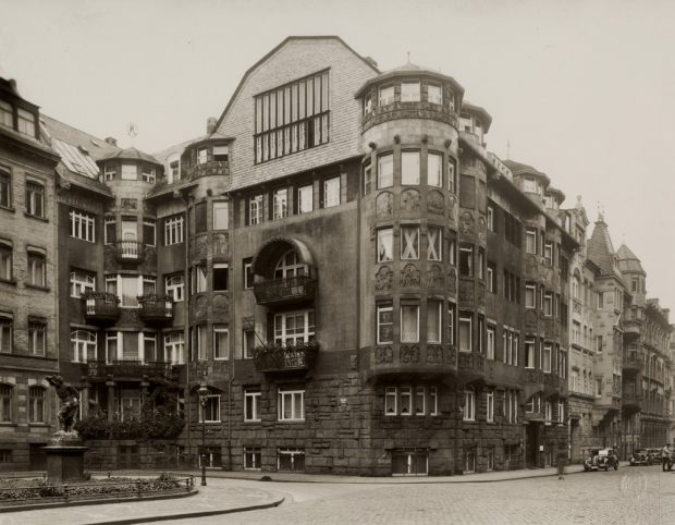 Das gegenüber liegende „Märchenhaus“ hat den Krieg zwar beschädigt überstanden, wurde aber 1958 abgerissen. Foto: Paul Faulstich, um 1920 / Stadtgeschichtliches Museum Leipzig