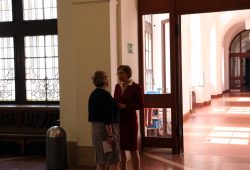 Das Warten auf die Wahlentscheidung. Margitta Hollick (Die Linke) und Skadi Jennicke in der oberen Wandelhalle. Foto: L-IZ.de