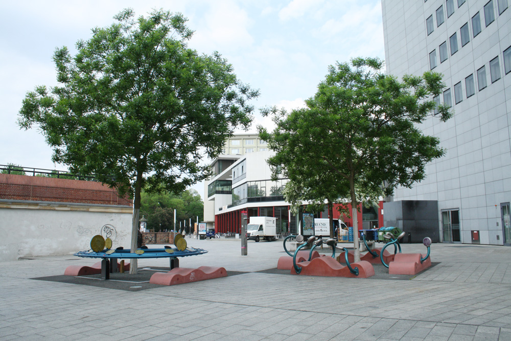 Der Platz hinter dem Gewandhaus heißt offiziell immer noch Schillerstraße. Foto: Ralf Julke