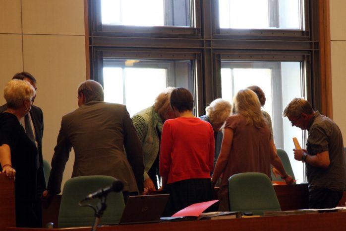 Mit Argusaugen beobachtet - die Auszählung der Stimmen bei der Dezernentenwahl. Foto: L-IZ.de