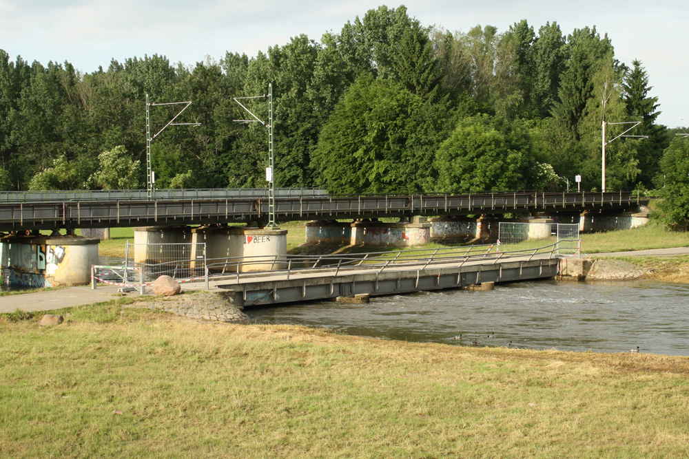 Vom Hochwasser 2013 gezeichnet: die Müllbergbrücke neben der Bahnbrücke. Foto: Ralf Julke