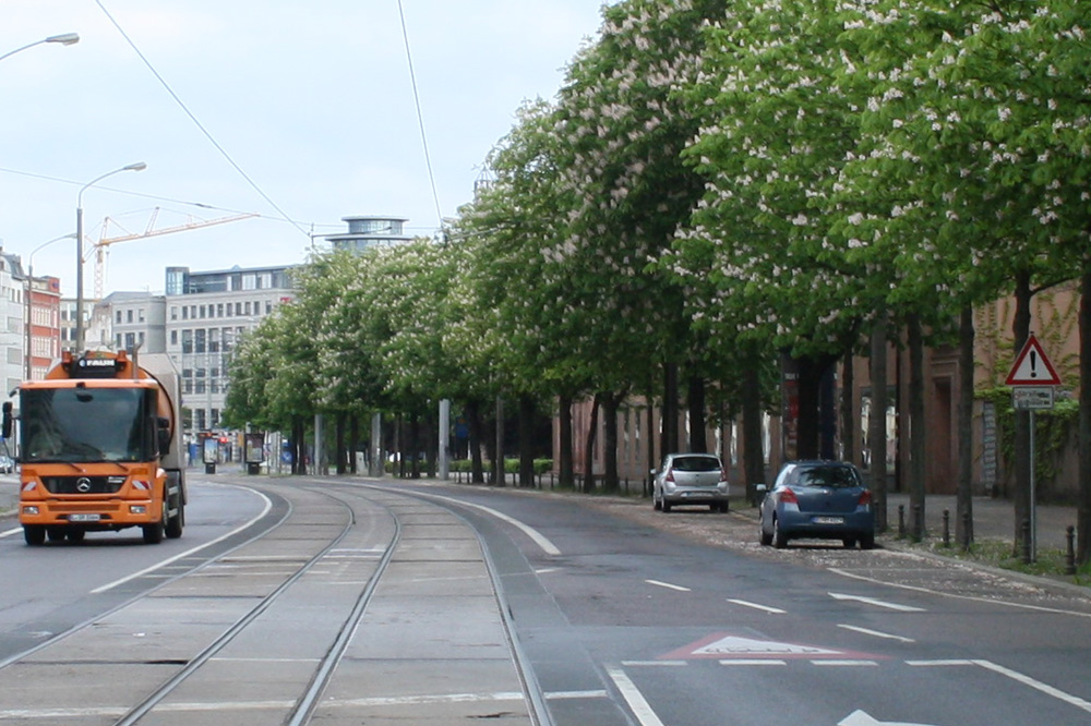 Am Grassi-Museum befinden sich tatsächlich ein paar ziemlich willkürliche Pkw-Parkplätze. Foto: Ralf Julke