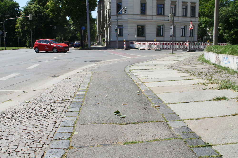 Ziemlich schmal und an dieser Stelle schlecht geflickt: Radweg an der Arno-Nitzsche-Straße. Foto: Ralf Julke