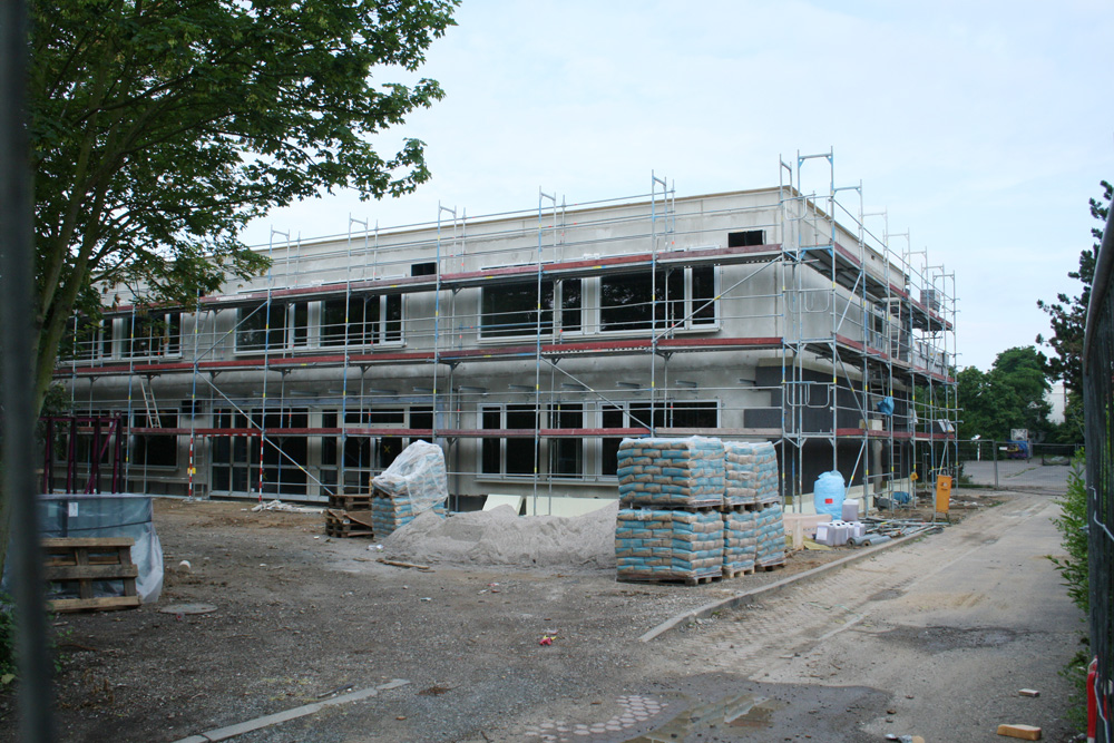 Wird derzeit in Systembauweise errichtet: Erweiterungsbau der Paul-Robeson-Schule. Foto: Ralf Julke