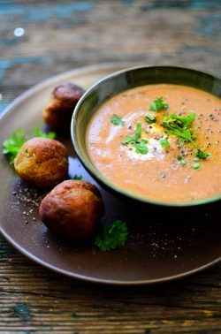 Flinke Falafel zu cremiger Suppe. Foto: Maike Klose