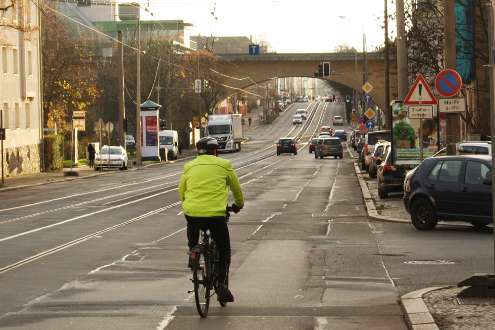 Blick von der Einmündung der Straße Am Zuckmantel zum Viadukt. Foto: Ralf Julke