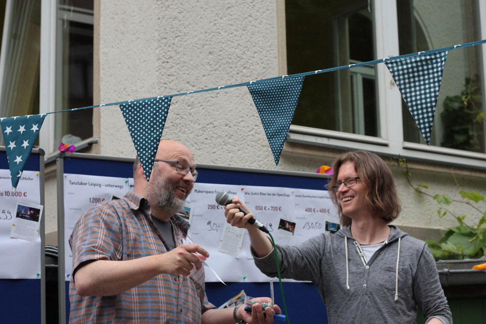 Der Förderverein rechnet die Spendensumme aus. Foto: Die VILLA