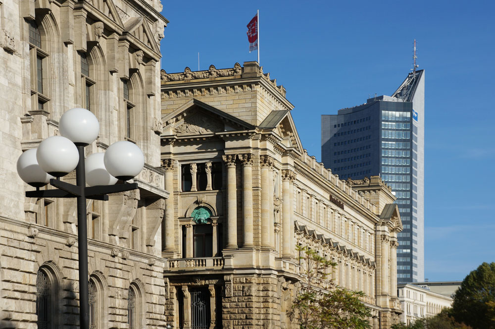 Historische und moderne Architektur im Fokus der Zeit - Ein zentrales Thema des Stadtrundgangs. Foto: Dave Tarassow