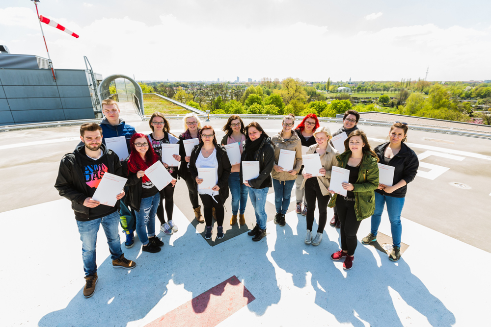 Die angehenden Absolventen freuen sich über ihren gesicherten Berufseinstieg nach Abschluss der Ausbildung. Foto: Klinikum St. Georg