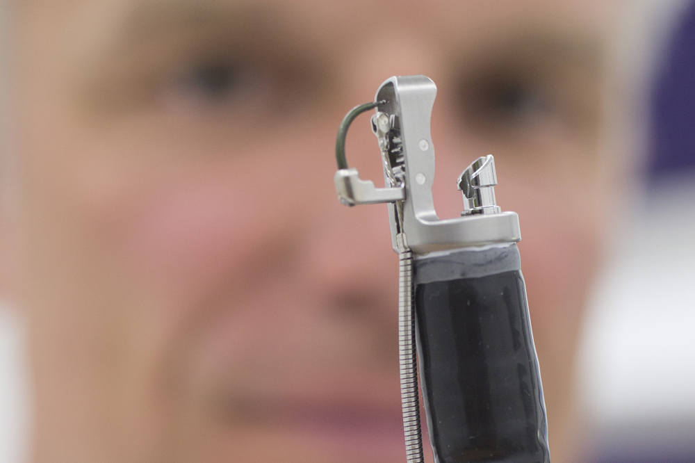 Prof. Albrecht Hoffmeister zeigt das neue Gerät. Foto: Stefan Straube/UKL