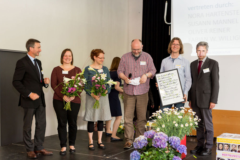 Ralph Lindner (Geschäftsführer der Kulturstiftung), Nora Hartenstein (VILLA-Ehrenamtskoordinatorin), Susann Mannel (VILLA-Bereichsleiterin Europa & Engagement), Fabian Williges (Vorsitzender des VILLA e.V.s), Oliver Reiner (VILLA-Geschäftsführer) und Frank Richter (Laudator). Foto: David Pinzer