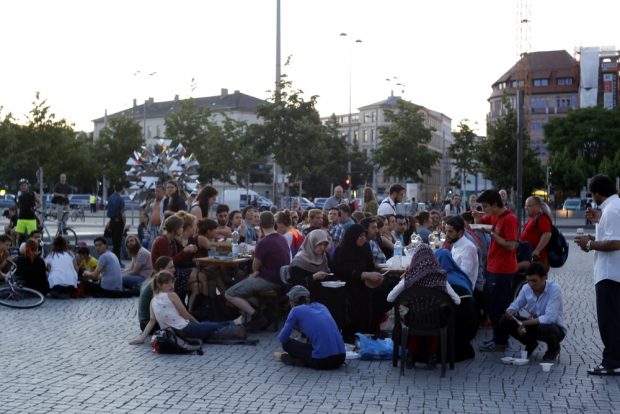 Mal eine andere Art, etwas Gutes im Protest zu tun. Während LEGIDA hetzt wird auf dem Richard-Wagner-Platz gemeinsam gegessen. Foto: L-IZ.de