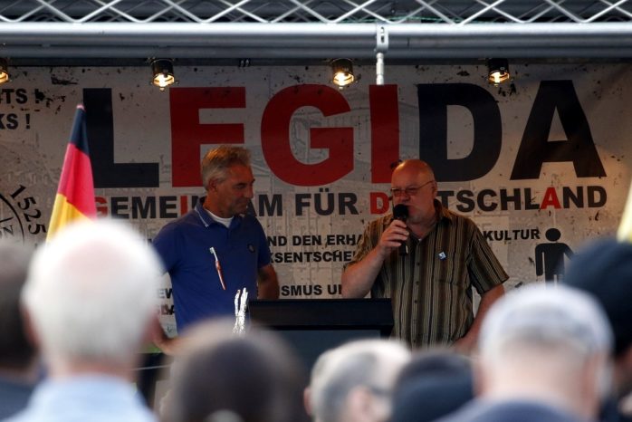 Ist das eigentlich eine Verkaufsveranstaltung mit der Angst? Waffenhändler (Softair und Schreckschuss) Ed aus Holland, Edwin Wagensveld (links) bei Legida auf der Bühne. Foto: L-IZ.de