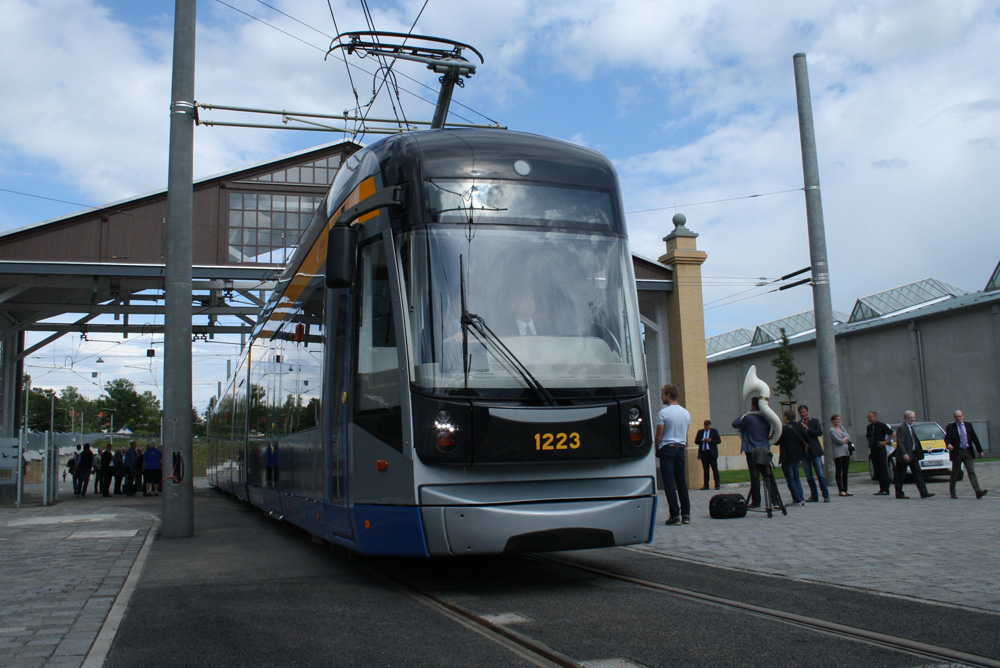 Minister Martin Dulig steuert eine XXL-Straßenbahn durch den sanierten Portikus von 1899. Foto: Ralf Julke