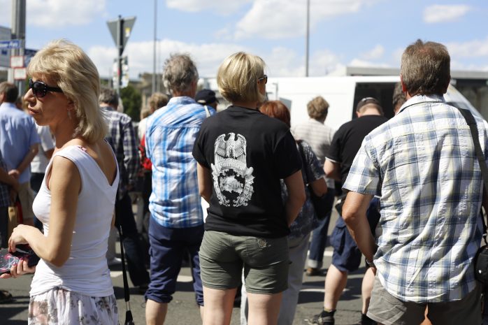 15:40 Uhr: Zumindest ein paar Angereiste dabei. Patrioten aus Berlin bei Legida gesichtet. Foto: L-IZ.de