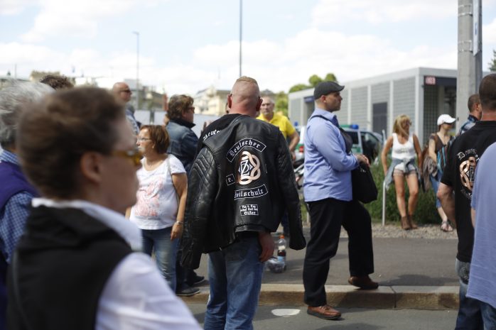 15:40 Uhr: Ob man das bei den einschlägigen Motorradclubs gern sieht? Emblem mit Zivilschutz für Legida - ähnlich einer Rockerkutte. Foto: L-IZ.de