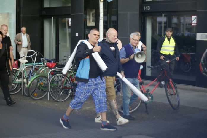 19:00 Auch Viele bekannte und fröhliche Gesichter heute bei Legida. Foto: L-IZ.de