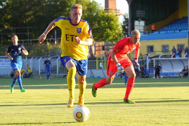 Verzeifelter Blick von Gäste-Keeper Rührer auf den davoneilenden Maik Georgi. Foto: Jan Kaefer
