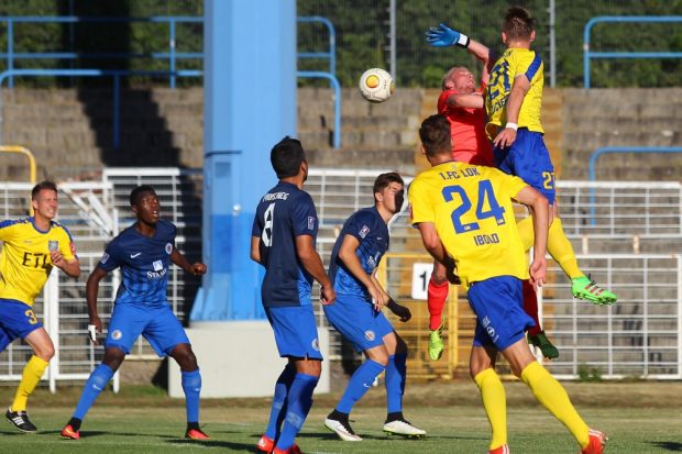Nach einem Eckball steigt Robert Zickert zum Kopfball hoch. Foto: Jan Kaefer