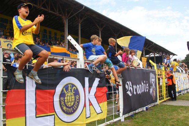 Feiertagsstimmung im Bruno-Plache-Stadion. Zum Saisonauftakt waren 6.299 Zuschauer erschienen. Foto: Jan Kaefer