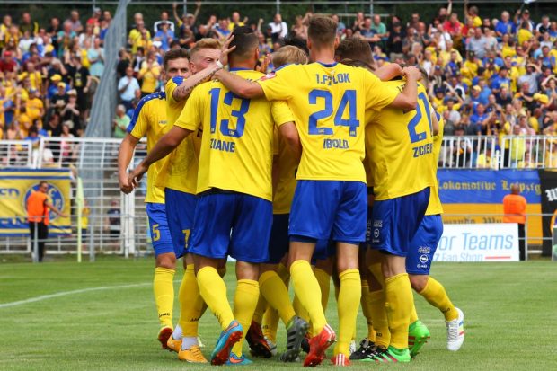 Blau-Gelber Jubel über den Ausgleichstreffer durch Djamal Ziane. Foto: Jan Kaefer