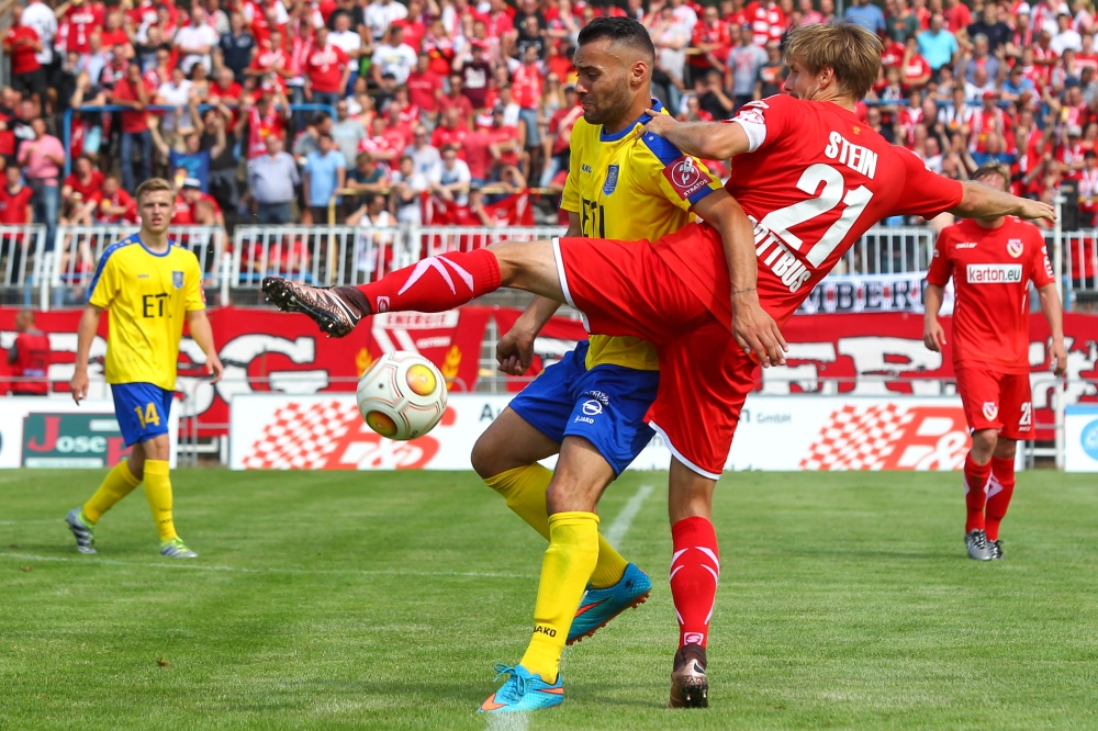 Die beiden Torschützen unter sich. Marc Stein brachte Cottbus in Führung, während Djamal Ziane später ausgleichen konnte. Foto: Jan Kaefer
