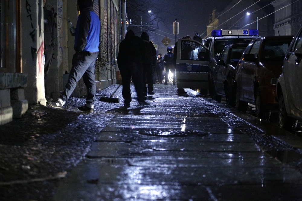 Erste Aufräumarbeiten und zerschlagene Scheiben in den Läden auf der Heinze-Str. Foto: L-IZ.de