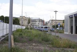 Sperrungen auf dem Gelände Wilhelm Leuschner Platz, als obs zum Public Viewing gehen würde. Foto: L-IZ.de