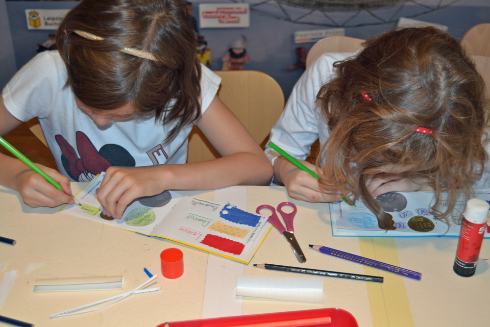 Kinder gestalten ihr eigenes Buch. Foto: Stadtgeschichtliches Museum Leipzig