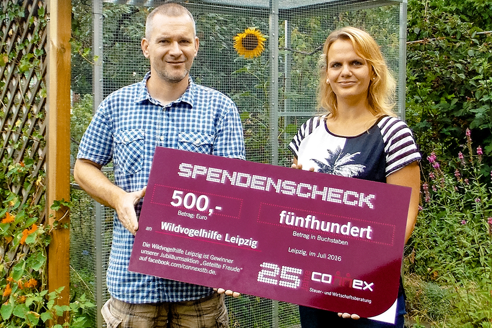 Die Wildvogelhilfe Leipzig freut sich, unter den Gewinnern der Jubiläumsaktion von Connex zu sein. Karsten Peterlein, Wildvogelhilfe Leipzig und Susann Richter, Connex. Quelle: Connex
