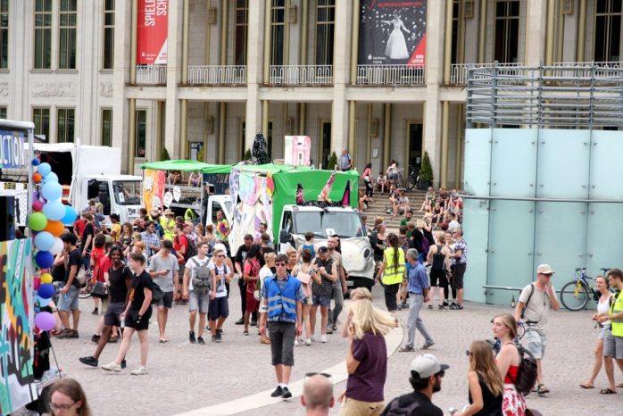 Das Einhorn fährt ein. Bei, Protest gegen Legida geboren, ist das Einhorn längst Symbol für den Traum einer besseren Welt in Leipzig. Foto: L-IZ.de
