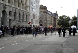 Der Gegenprotest ist gegen 16 Uhr weiter angewachsen. Foto: L-IZ.de
