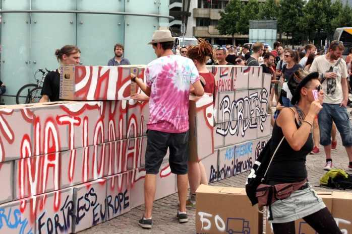 Der dritte Aufbauversuch. Mauern errichten brauchte heute viel Zeit, Geduld und Kraft. Sie hätten es wohl lieber gelassen. Foto: L-IZ.de