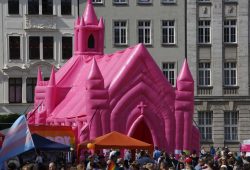 Eine rosa Kirche zierte den Marktplatz.