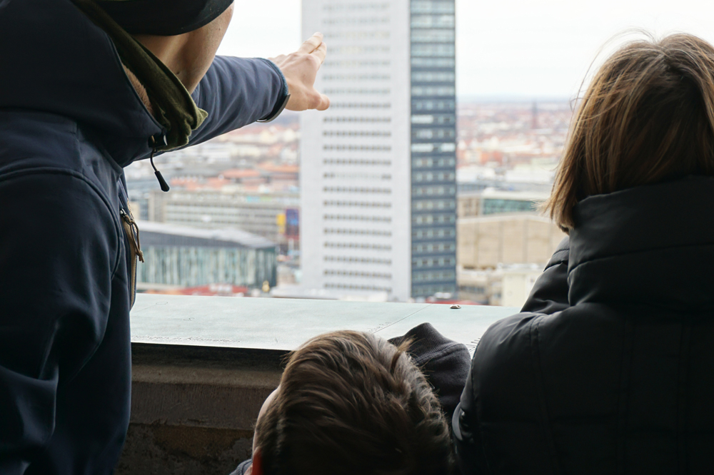 Die Wunderfinder erkunden das Rathaus. Foto: Stiftung Bürger für Leipzig