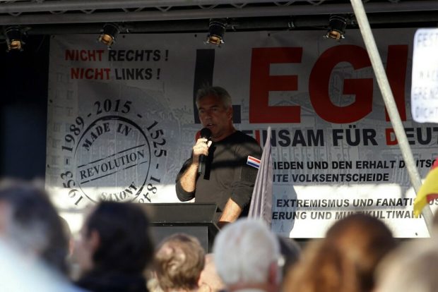 Edwin Wagenveld, Military-Händler aus Holland, macht den zweiten Redner und stellt klar: Es organisieren noch die Gleichen bei Legida. Foto: L-IZ.de