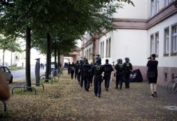 Ein Gegenprotestler wird nach einer Rangelei mit der Polizei abgeführt. Foto: L-IZ.de