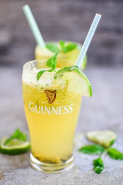 Erfrischender Cocktail mit Maracuja. Foto: Maike Klose