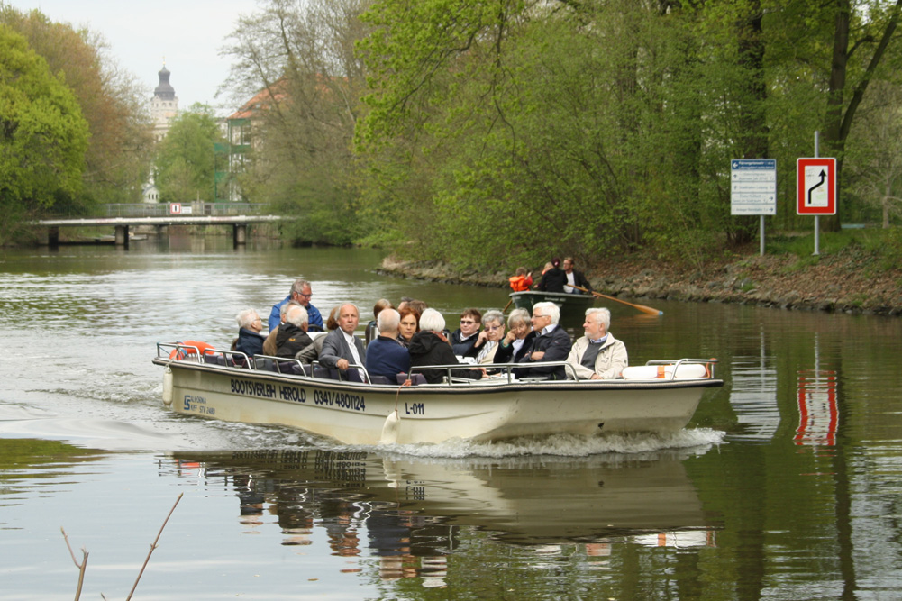 Die beliebten Fahrgastschiffe wird es auf der Weißen Elster auch künftig geben. Foto: Ralf Julke