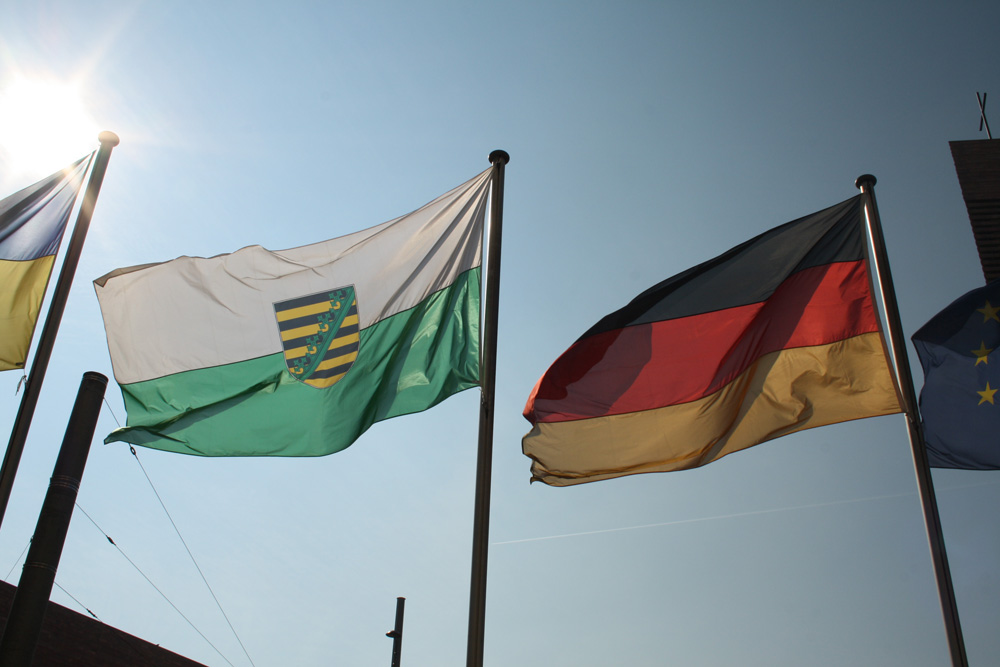 Flaggen vorm Neuen Rathaus. Foto: Ralf Julke