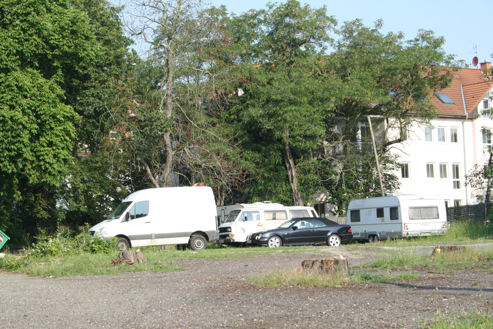 Von Bäumen befreit: das Gelände hinterm Felsenkeller. Foto: Ralf Julke