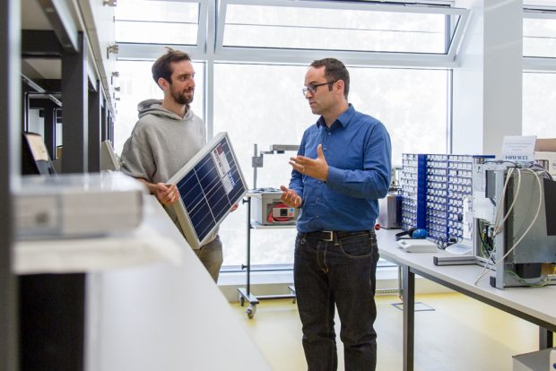 Stiftungsprofessor Jens Schneider (rechts) und Mitarbeiter Julian Hofbauer entwickeln im Projekt „FuzzySun“ eine LED-Lichtquelle, die das Sonnenspektrum hochexakt nachbildet und die Photovoltaik-Forschung voranbringen soll. Foto: Rebecca Schweier/HTWK Leipzig
