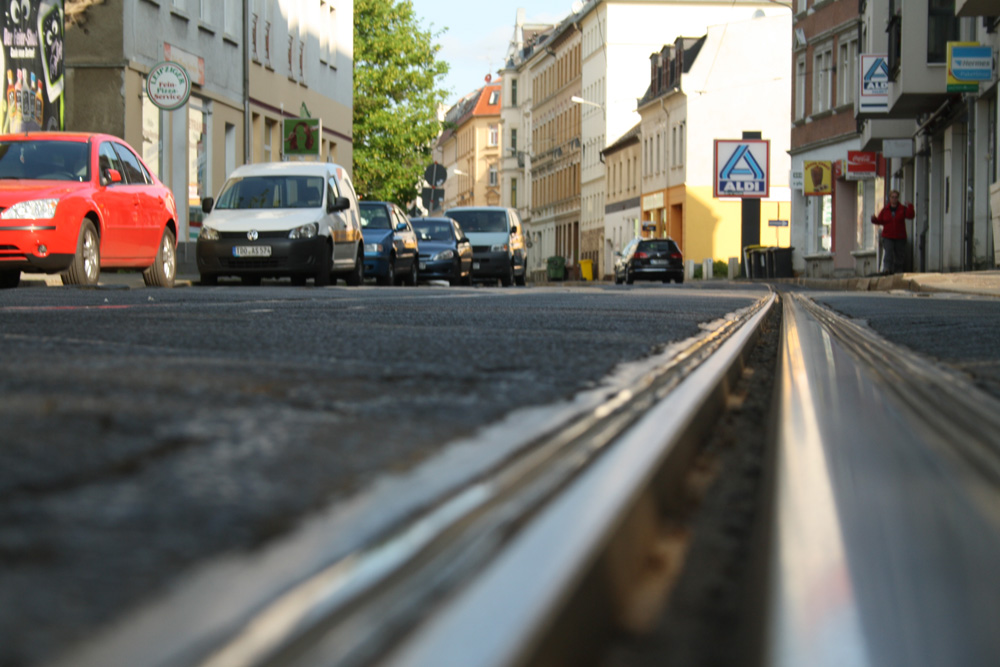 Für Falschparker einfach zu schmal: die Georg-Schwarz-Straße. Foto: Ralf Julke
