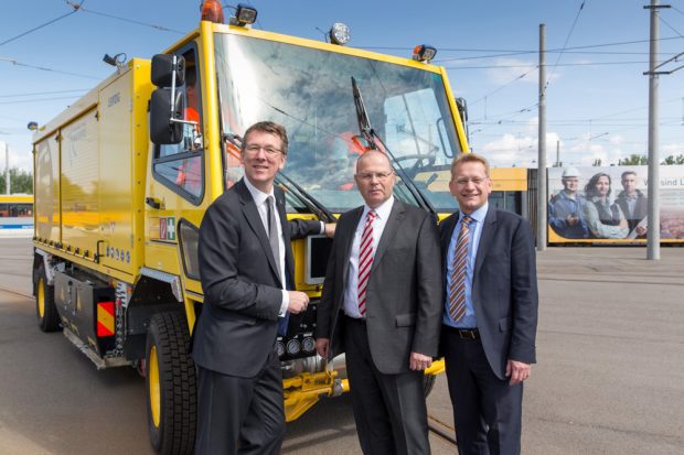 Nahmen das neue Schleiffahrzeug in Betrieb: Ulf Middelberg (Verkehrsbetriebe), Uwe Albrecht (Stadt Leipzig) und Tim F. Gabriel (Goldschmidt Thermit Group) (v.l.) Foto: Goldschmidt Thermit Group