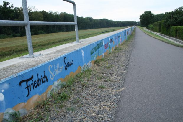Graffiti-Projekt an der Betonmauer auf dem Luppedamm. Foto: Ralf Julke