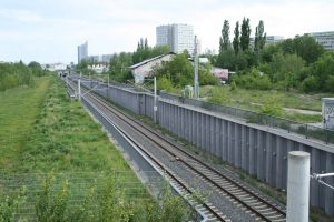 Könnte zuerst bebaut werden: das Gelände östlich der S-Bahn. Foto: Ralf Julke