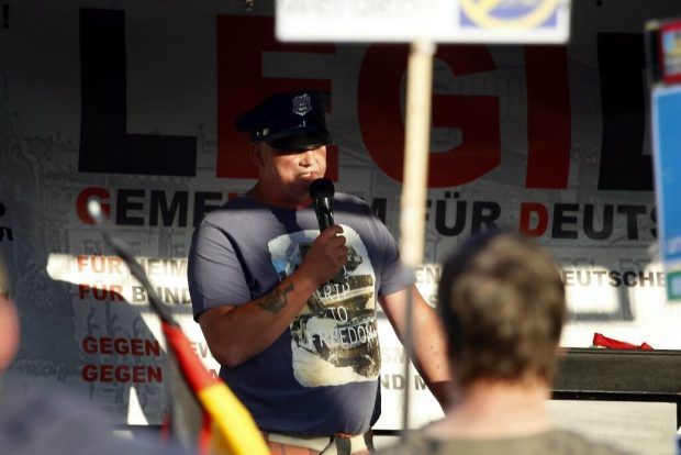 Der "Lange aus Roßwein" hat keinen Bock auf Polizeipräsidenten Bernd Merbitz. Direkt nach der total witzigen Polizeipräsidentenparodie fiel der Livestream aus. Wir vermuten die die Geheimdienste und starke Störsender haben die Übertragung zum Erliegen gebracht. Foto: L-IZ.de