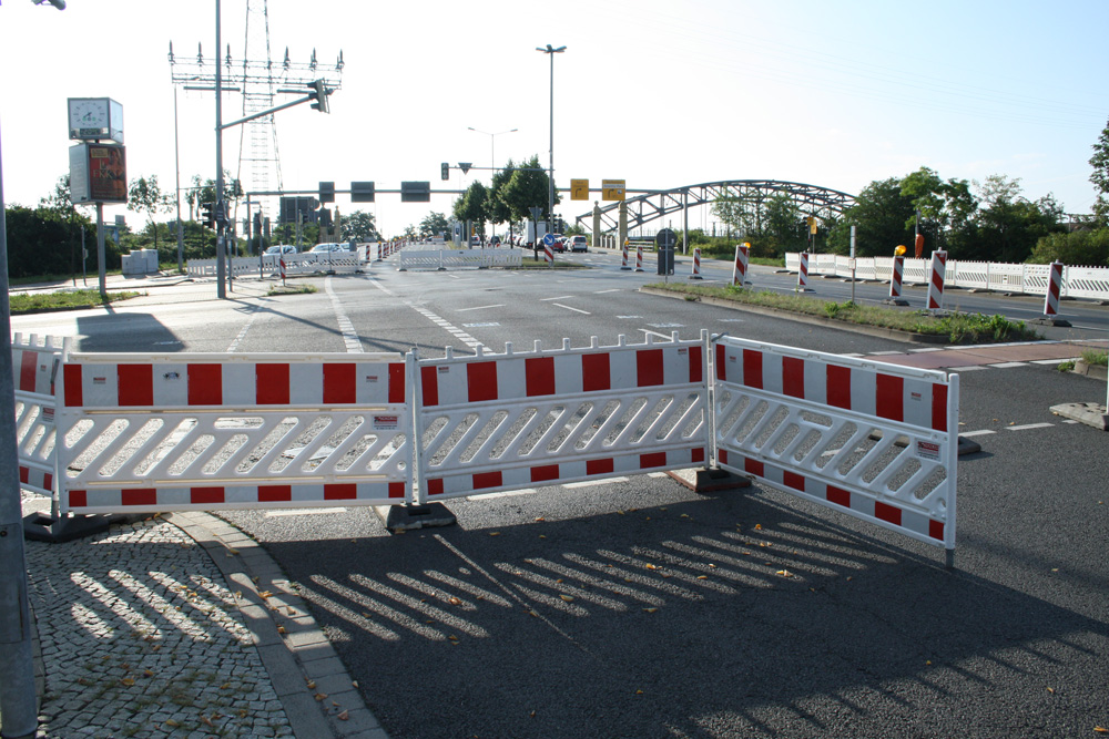 Abgesperrte Kreuzung RackwitzerStraße / Am Gothischen Bad. Foto: Ralf Julke