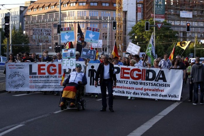 Frischluftkur auf dem Leipziger Ring. Legida macht sich vom Wagner-Platz aus auf den Weg. Heute will man ua. alle bekannteren Parteien (bis auf NPD, AfD und „Die Rechte“) verbieten. Foto: L-IZ.de